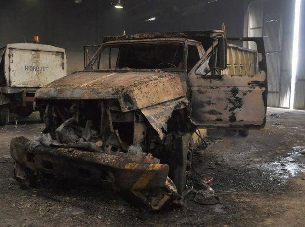 Incendiaron tres camiones en el Vaciadero Municipal