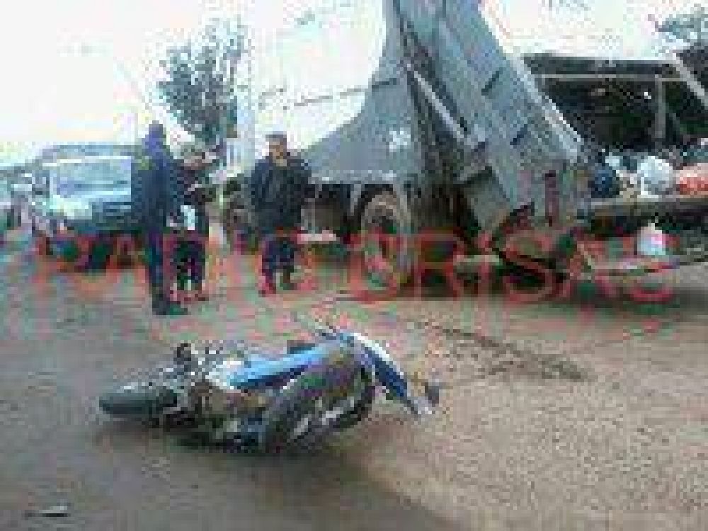 Moto colision� con cami�n de residuos
