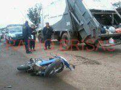 Moto colision� con cami�n de residuos