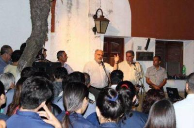 Colombi apunt� contra las recetas nacionales