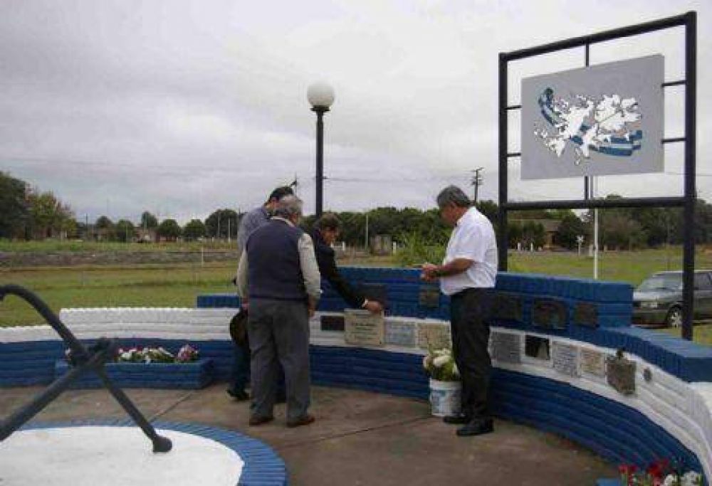 Homenaje en memoria del soldado Carlos �ngel Gonz�lez