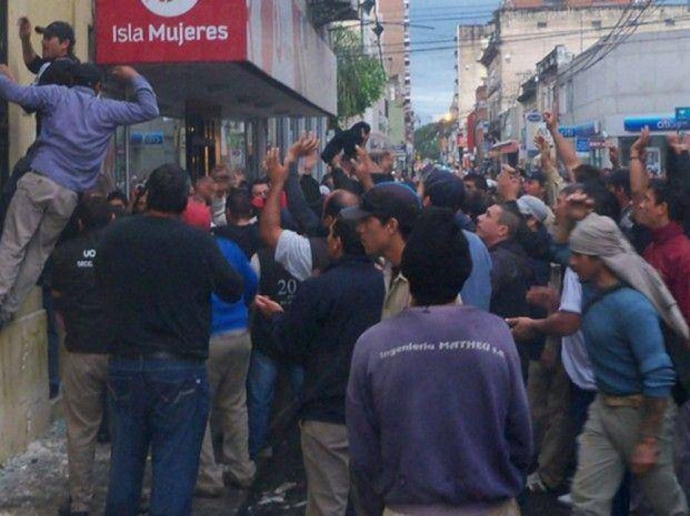 Santa Fe: Heridos y destrozos en un grave enfrentamiento frente a la Uocra