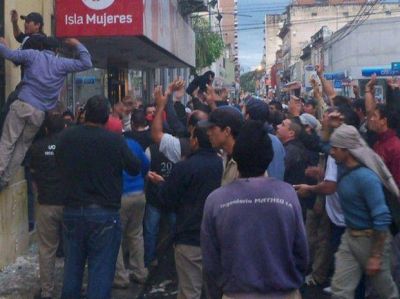 Santa Fe: Heridos y destrozos en un grave enfrentamiento frente a la Uocra