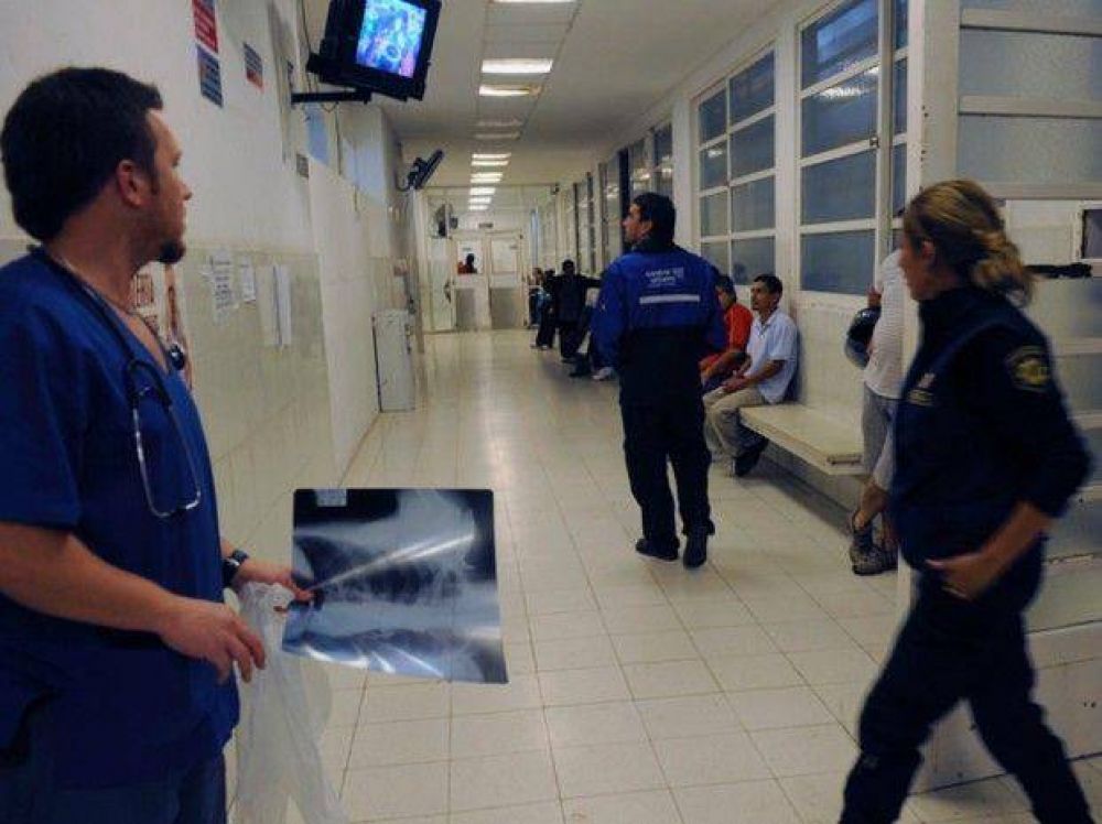 Ahora un m�vil policial custodia la guardia del Roque S�enz Pe�a