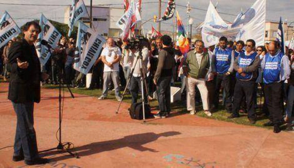 Contundente demostraci�n de unidad sindical en el acto por el D�a de los Trabajadores 