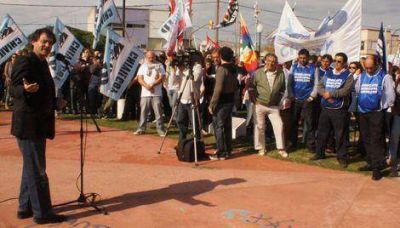 Contundente demostraci�n de unidad sindical en el acto por el D�a de los Trabajadores 