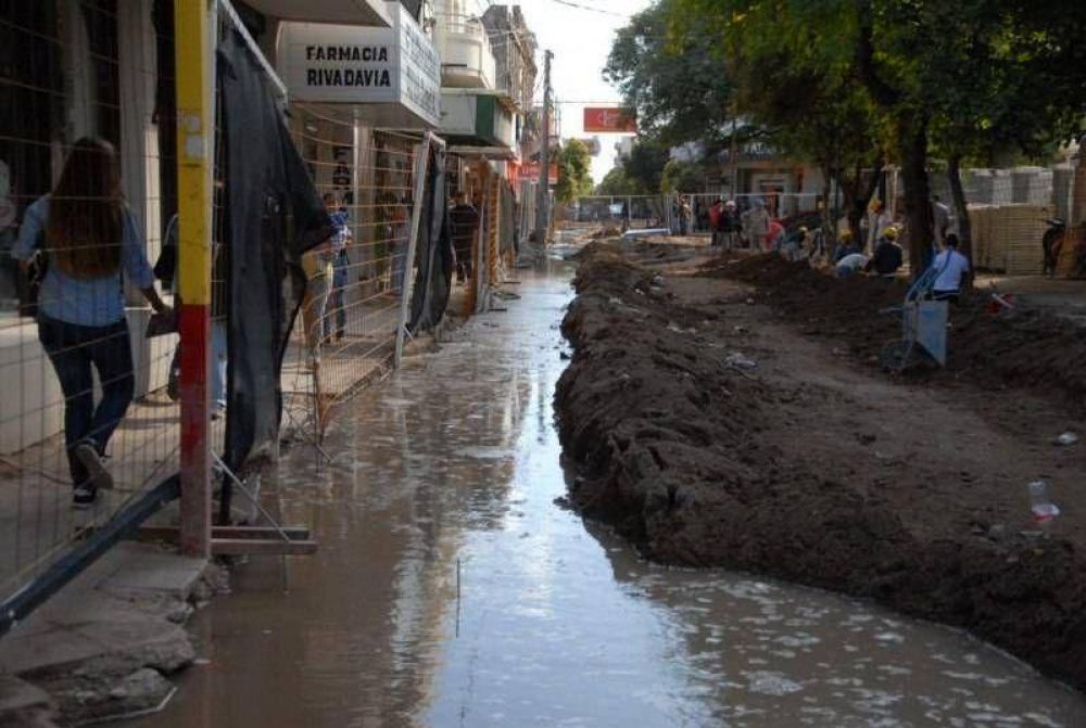 La rotura de un ca�o en la obra de la peatonal inund� gran parte del centro