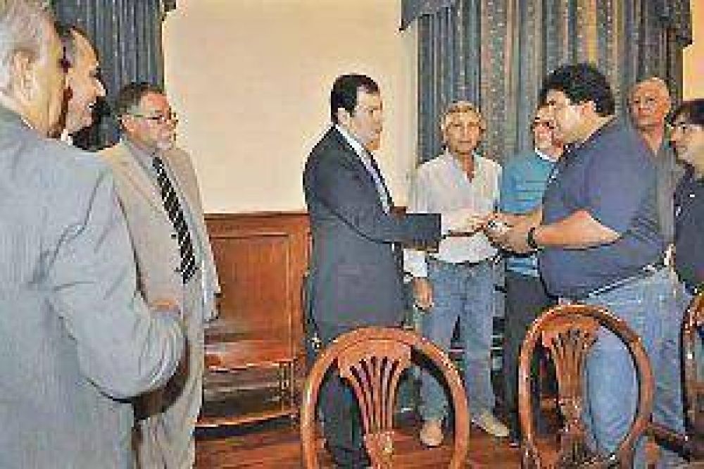 El gobernador Zamora entreg� dos nuevos camiones al IPVU