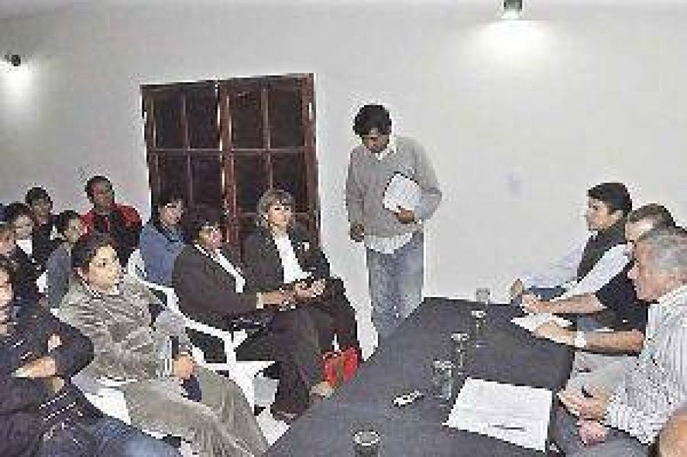 El intendente se comprometi� a pavimentar 25 cuadras del barrio Villa del Carmen