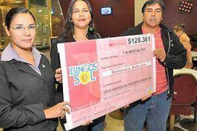 Una comerciante gan� el pozo acumulado de $ 128.361 de Bingos del Sol