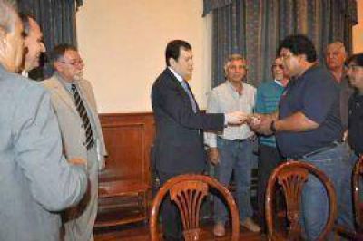 Entregaron camiones volcadores al IPVU