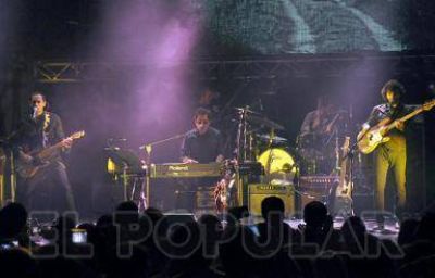 Con su nueva banda, Calamaro hizo vibrar el Teatro