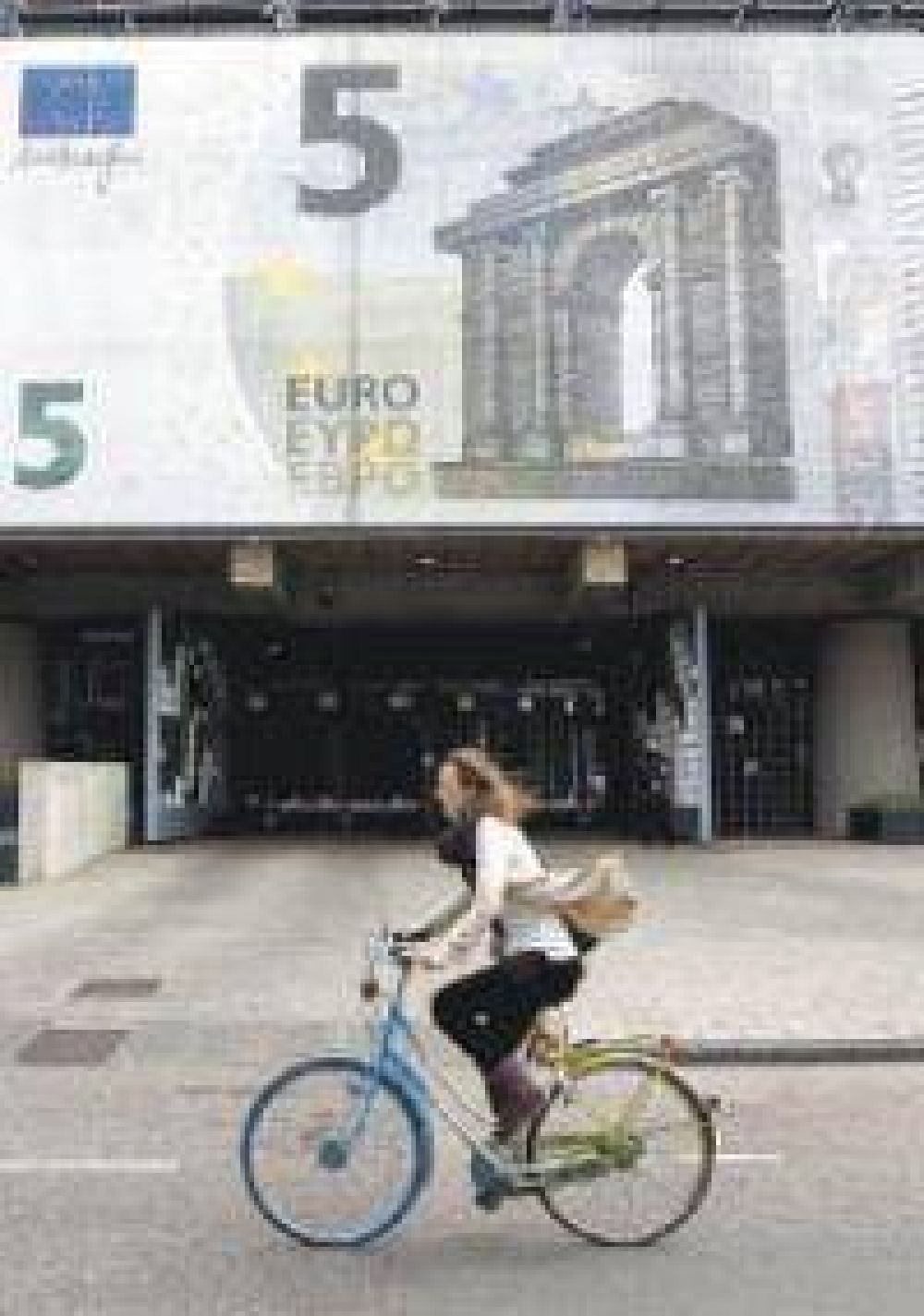 El nuevo billete de 5 euros muestra por primera vez una figura humana