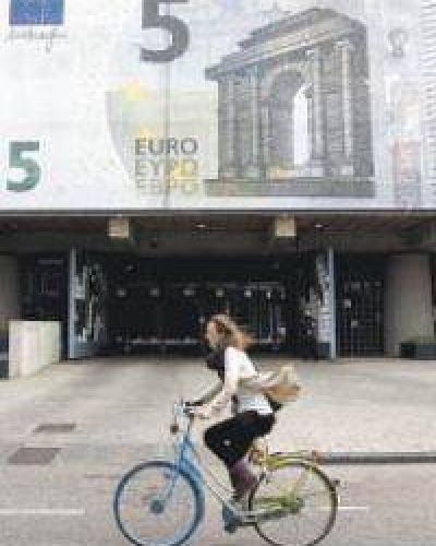 El nuevo billete de 5 euros muestra por primera vez una figura humana