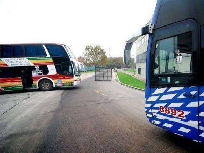 Pasajeros cortan el acceso a la terminal de Retiro por el paro de micros