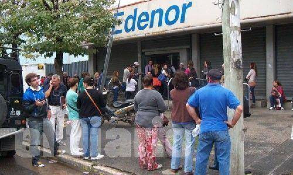 Con m�s personal y largas colas, Edenor reabri� sus oficinas