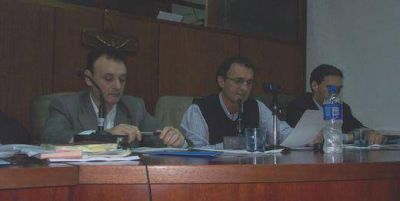 Katopodis se present� en el recinto y contest� a las cr�ticas