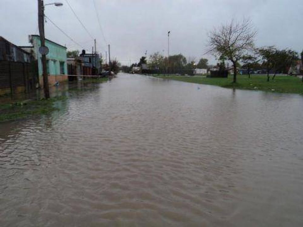 M�s de 100 evacuados en Berisso y zonas con 1,5 metros de agua