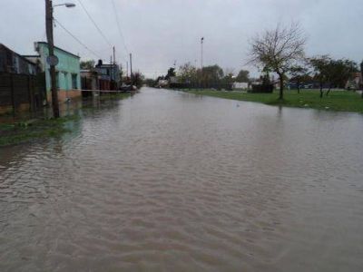 M�s de 100 evacuados en Berisso y zonas con 1,5 metros de agua