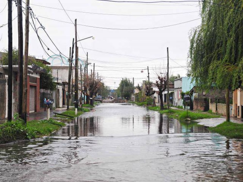 La intensa lluvia ca�da aneg� las calles de distintos barrios
