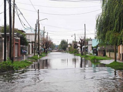 La intensa lluvia ca�da aneg� las calles de distintos barrios