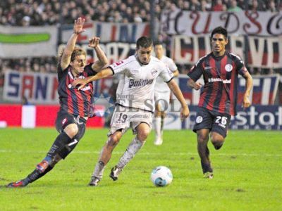 Mansilla no juega en Santa Fe por 5 amarillas