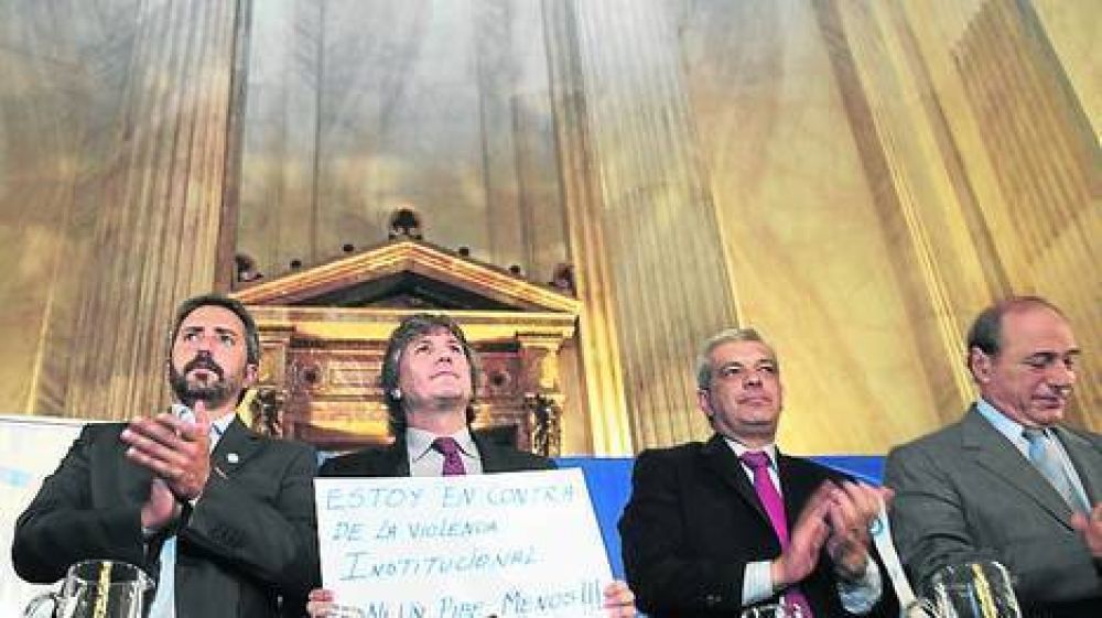 Un encuentro en el Senado termin� con cr�ticas a Macri