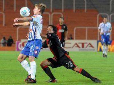 Godoy Cruz gole� a Col�n y se ilusiona con entrar a la Sudamericana