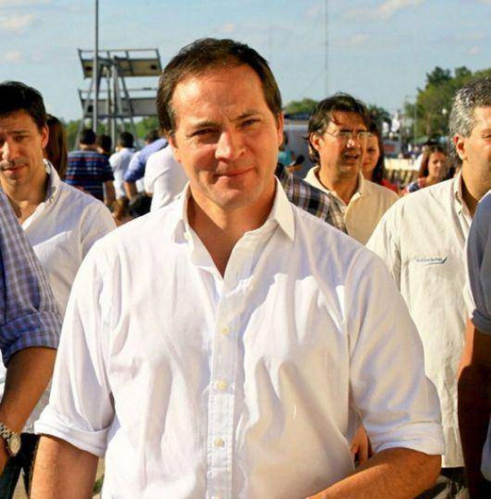 Camau Esp�nola sostiene el cuchillo entre los dientes
