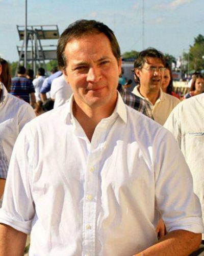 Camau Esp�nola sostiene el cuchillo entre los dientes