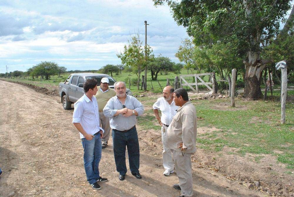Colombi recorri� obras en caminos e instituciones publicas en El Boquer�n