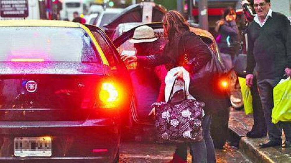 La suba de costos les complica el trabajo a los choferes de taxi