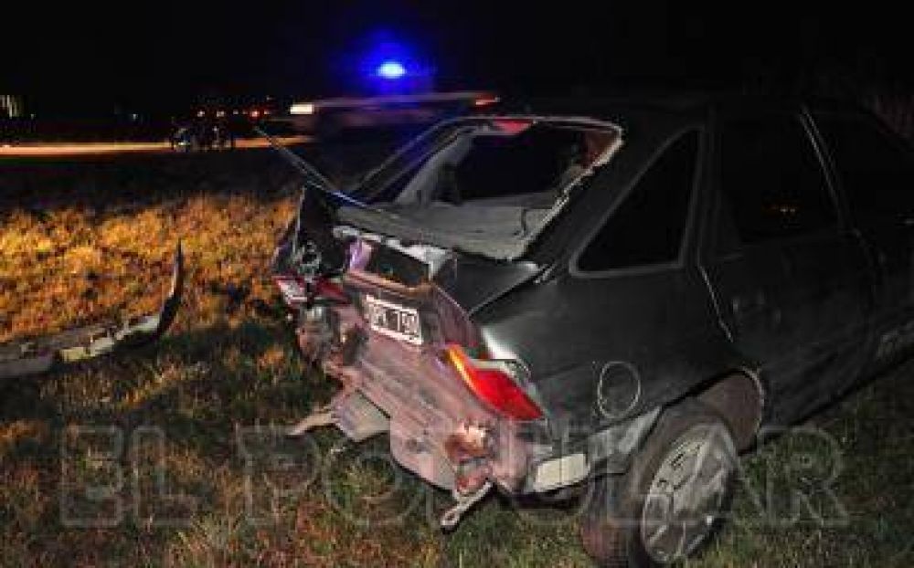 Una camioneta choc� a un auto en la ruta y se dio a la fuga