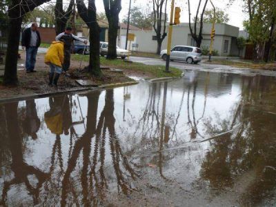 Algunas calles quedaron anegadas por las lluvias