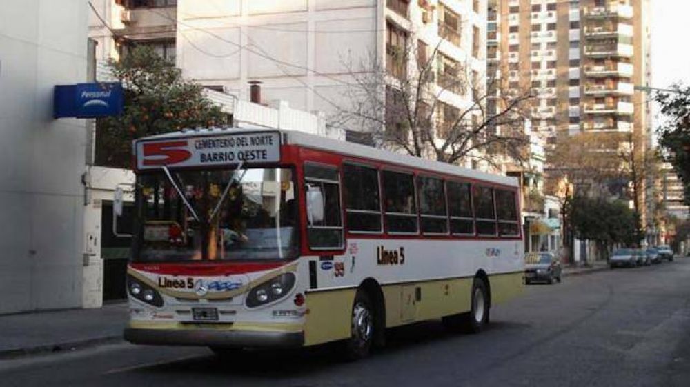Asaltaron a los pasajeros y al chofer de un interno de la l�nea 5