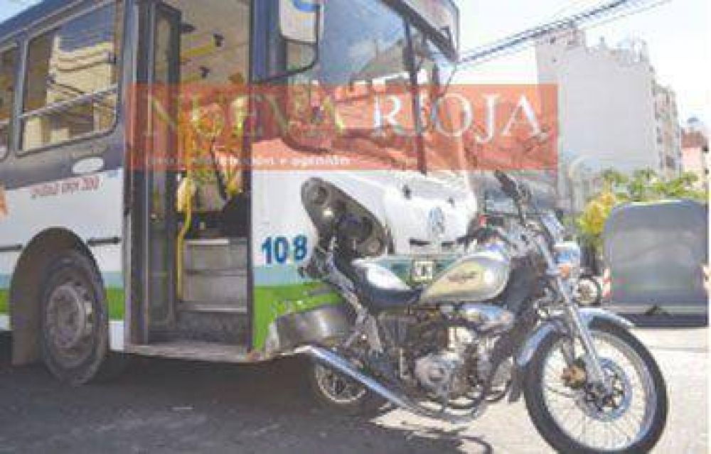 Un colectivo choc� desde atr�s a una motocicleta y no fue tragedia de milagro