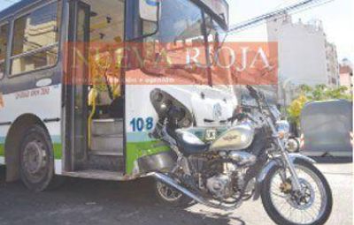 Un colectivo choc� desde atr�s a una motocicleta y no fue tragedia de milagro