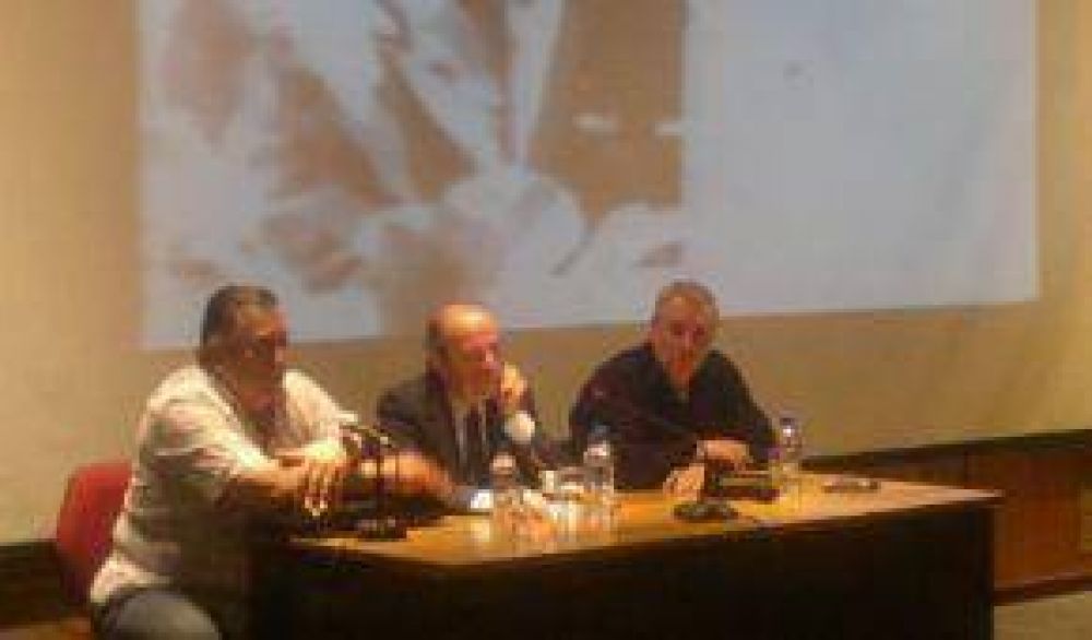 "El Peronismo Tiene Dos Candidatos: Scioli y De La Sota", Dice B�rbaro En Trelew