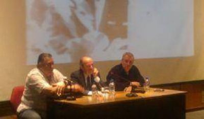 "El Peronismo Tiene Dos Candidatos: Scioli y De La Sota", Dice B�rbaro En Trelew