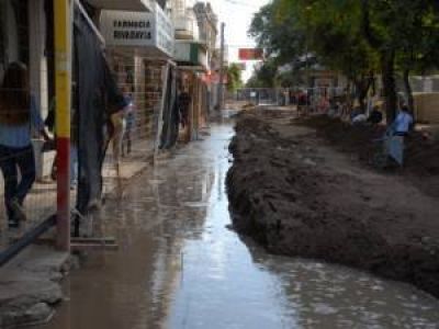 La rotura de un ca�o en la obra de la peatonal inund� gran parte del centro
