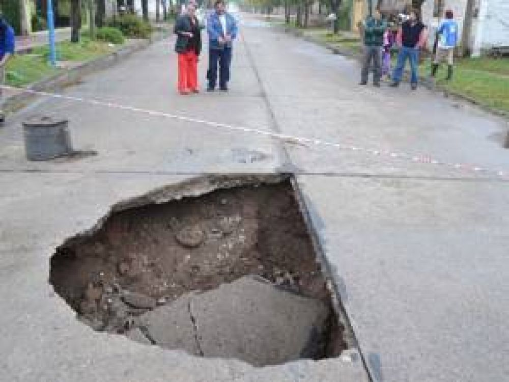 Una calle no soport� el peso de un cami�n y se hundi�