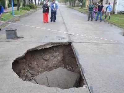 Una calle no soport� el peso de un cami�n y se hundi�