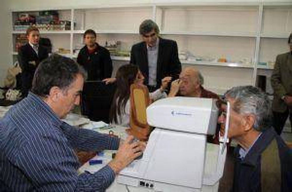 M�s de 200 adultos mayores se realizaron controles de salud y DNI