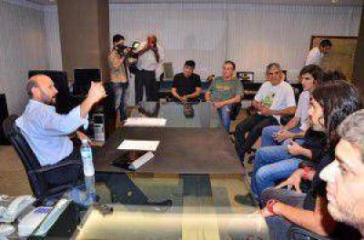 Insfr�n con artistas que vinieron a presentar �Argentina Canta�