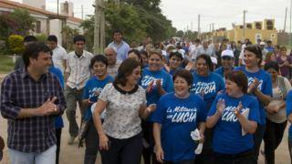 Luc�a entreg� herramientas de trabajo en el norte de la Capital