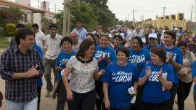 Luc�a entreg� herramientas de trabajo en el norte de la Capital