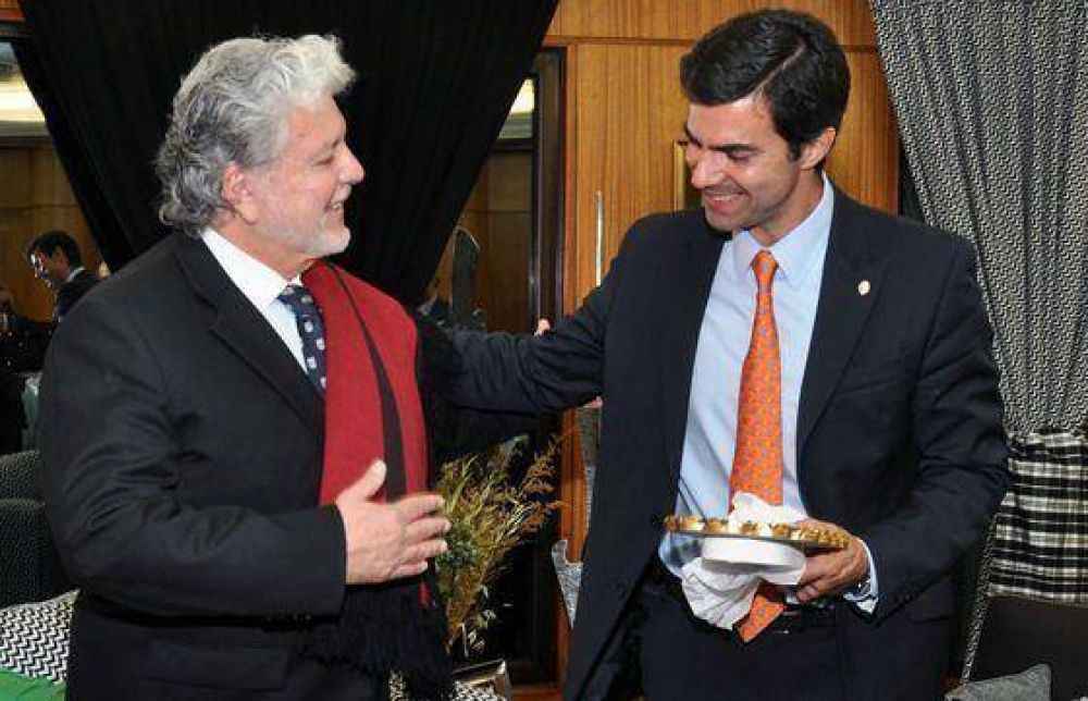 El Gobernador Urtubey recibi� al embajador de Per�