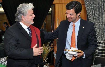 El Gobernador Urtubey recibi� al embajador de Per�