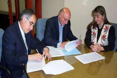 Firmaron convenio para la construcci�n de viviendas para profesionales