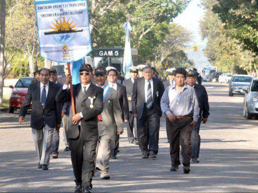 Emotiva ceremonia por ca�dos en el hundimiento